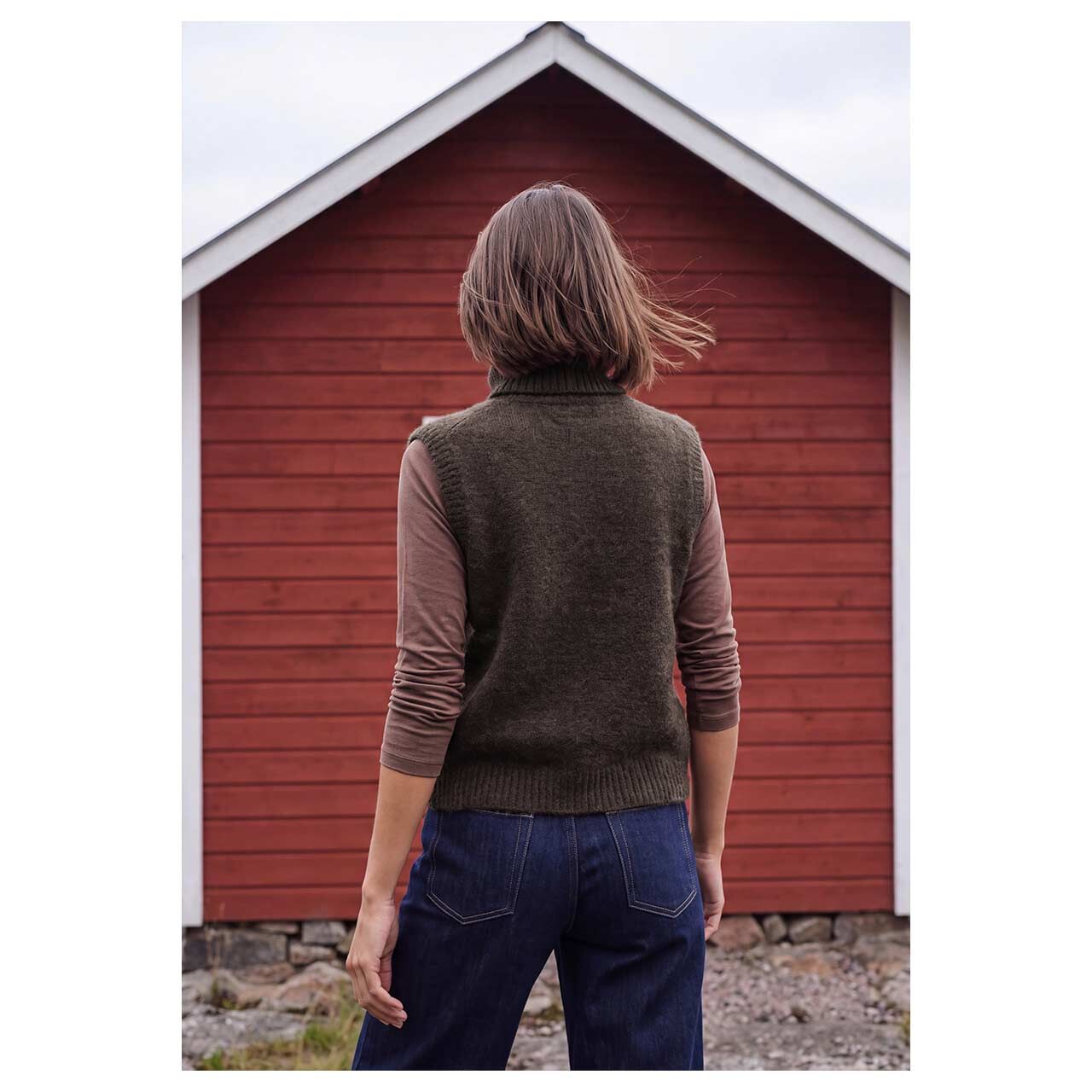 Damen Rollkragen Pullunder Featheryarn Argyle von Cecil in Dunkelbraun mit Print, Rückansicht am Model