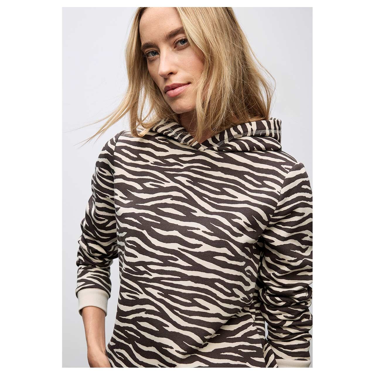 Damen Hoodie Sweatshirt von Street One in Dunkelbraun mit Print, Vorderansicht am Model