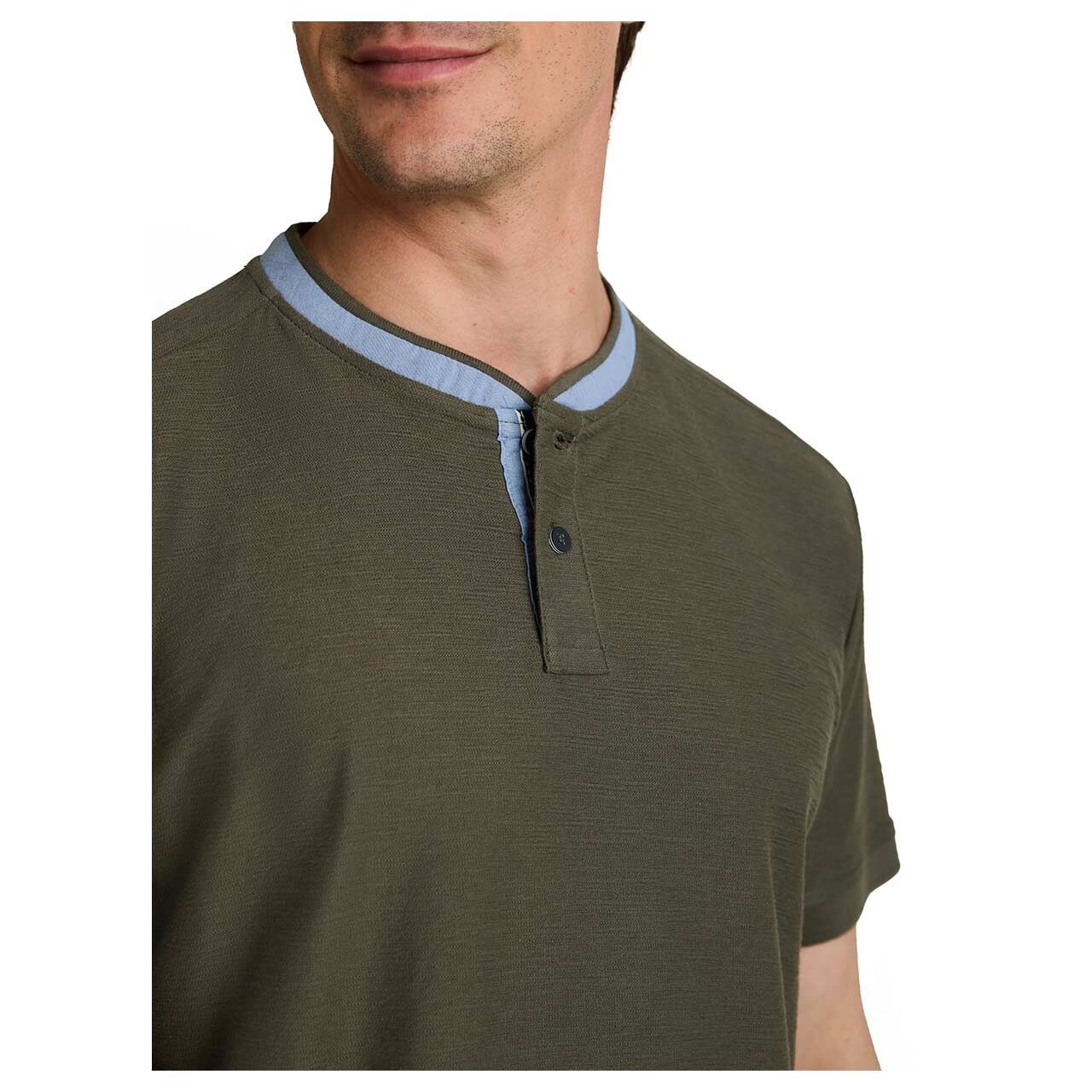 Herren T-Shirt Henley von Tom Tailor in Dunkelgrün, detaillierte Vorderansicht am Model