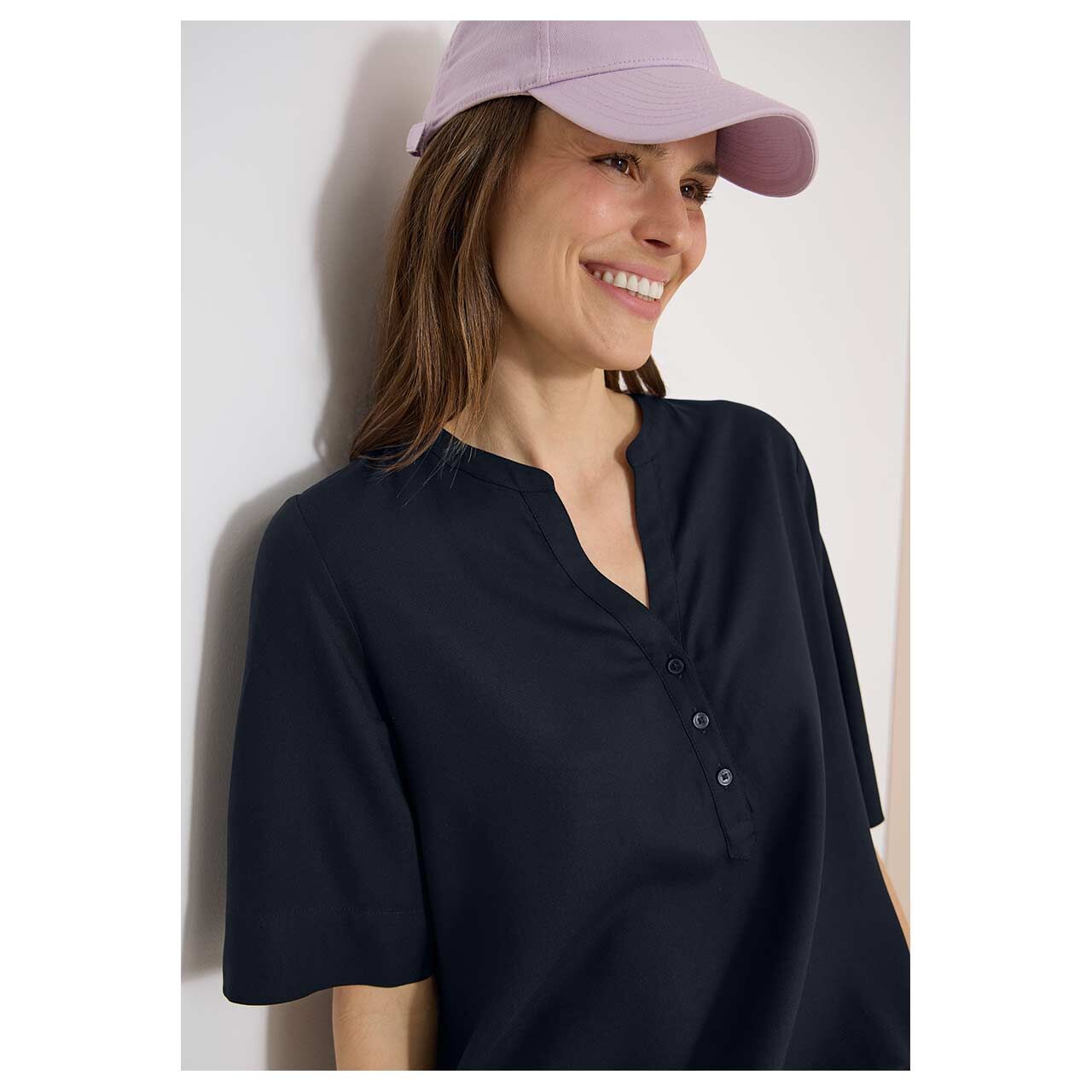 Damen Kurzarm Bluse Solid Splitneck von Cecil in Dunkelblau, detaillierte Ansicht am Oberkörper