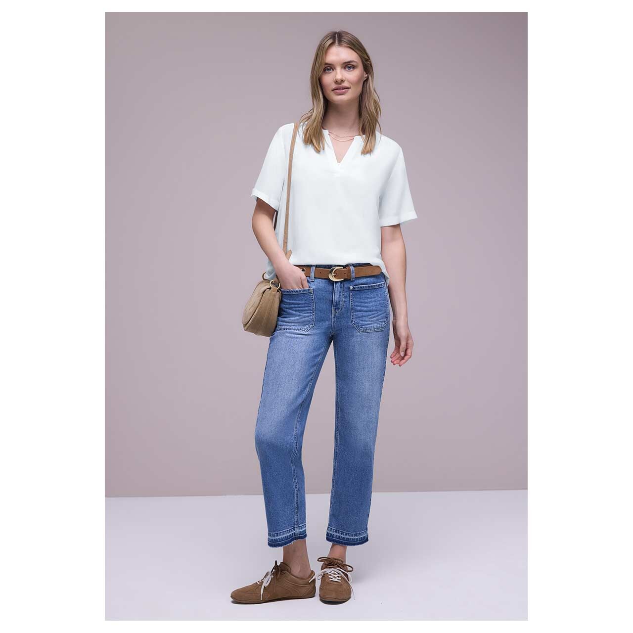 Damen Kurzarm Bluse Splitneck Turn-Up von Street One in Cremeweiß, Ganzkörperansicht am Model