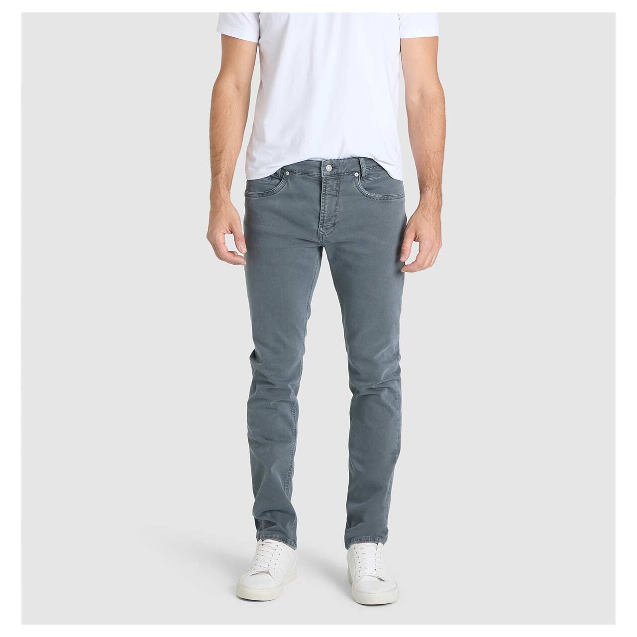 Stretch Herrenjeans Arne Pipe Driver von MAC in Grau-Blau angewaschen, Vorderansicht am Model