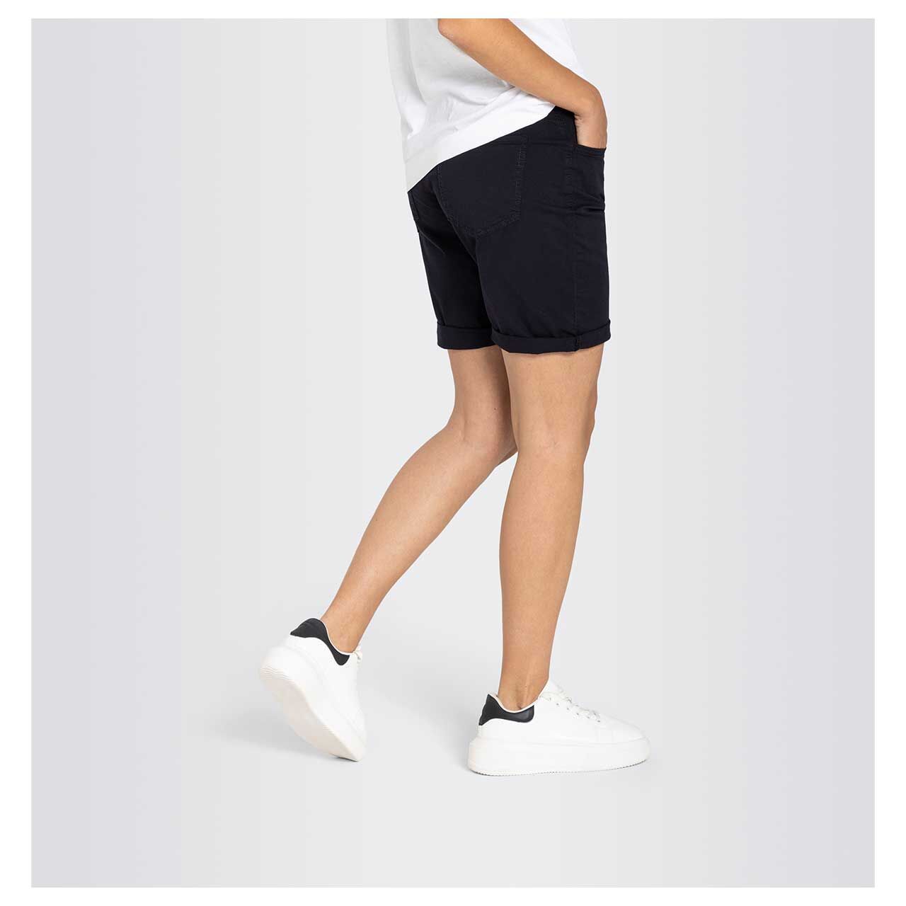 Rückansicht des Modeltragebilds der Damen Jeanshose Shorty Summer Clean von MAC in Dunkelblau 