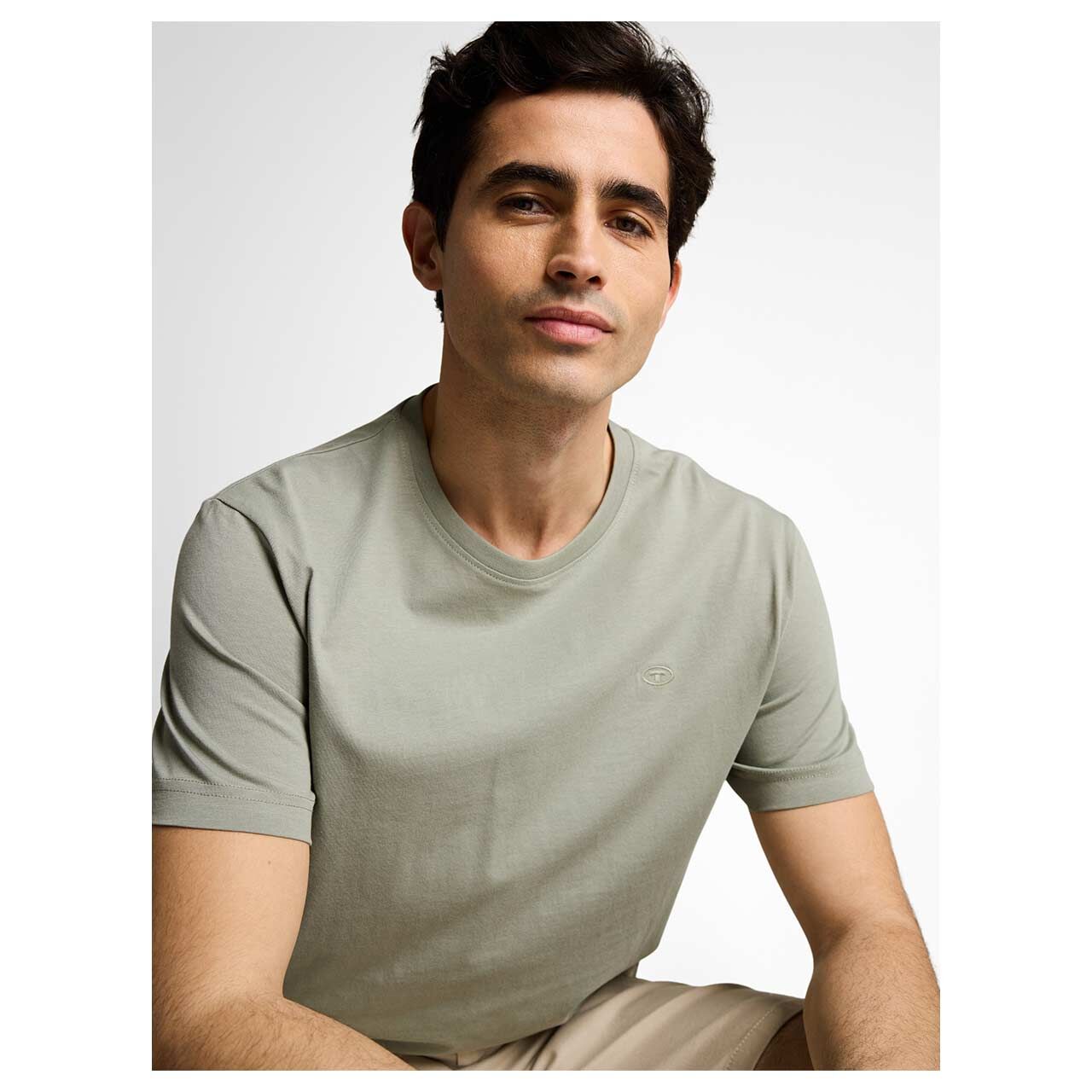 Herren T-Shirt von Tom Tailor in Olivgrün, detaillierte Vorderansicht am Model
