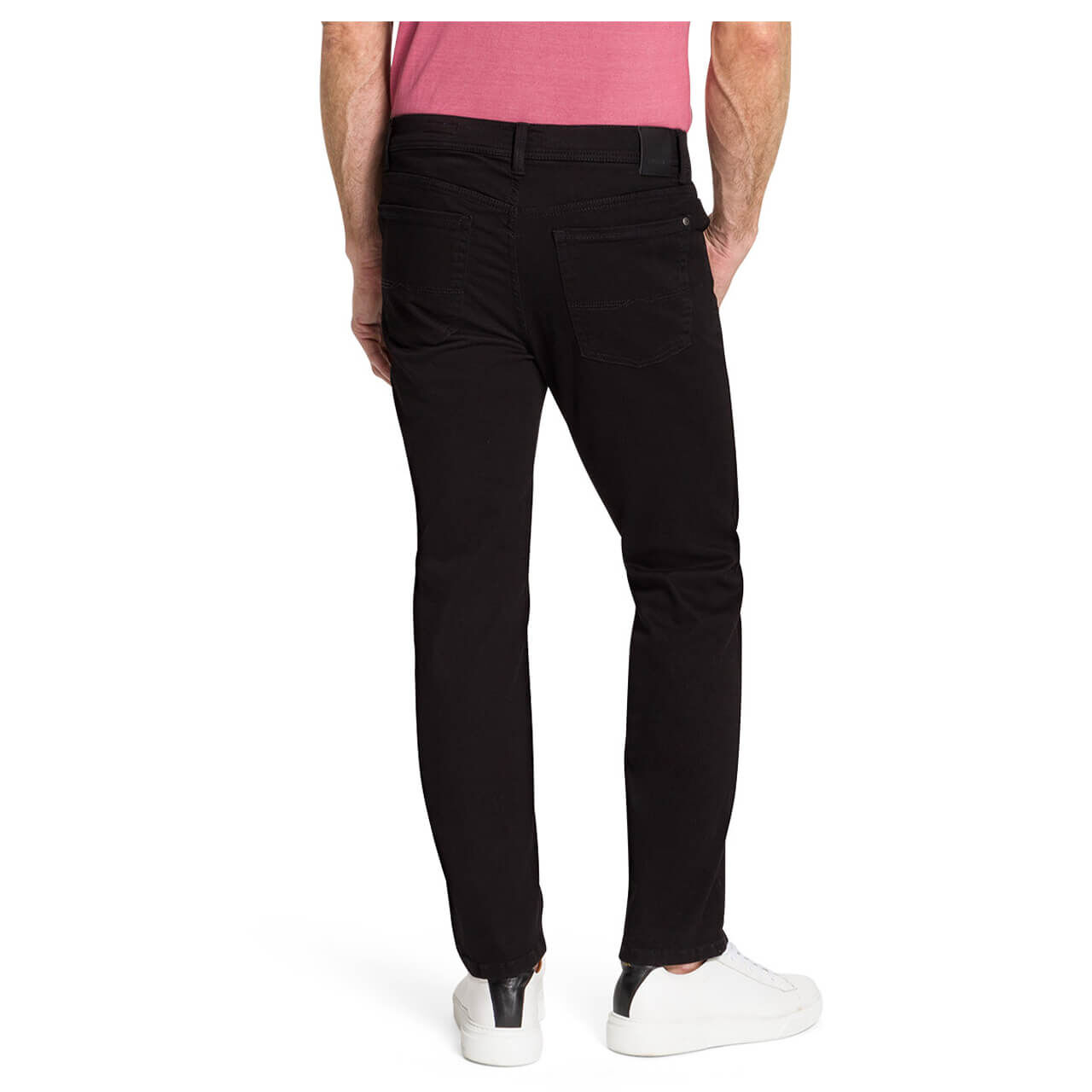 Stretch Herrenjeans Rando Megaflex in Schwarz von Pioneer, Nahaufnahme Model Rückansicht