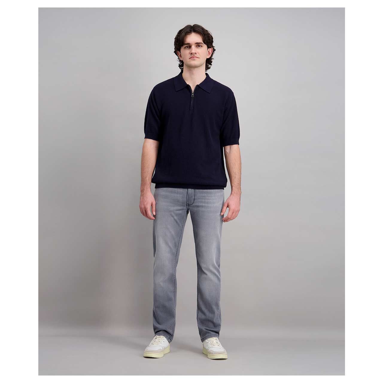 Stretch Herrenjeans Rando Megaflex in Hellgrau angewaschen, Ganzkörperansicht Model