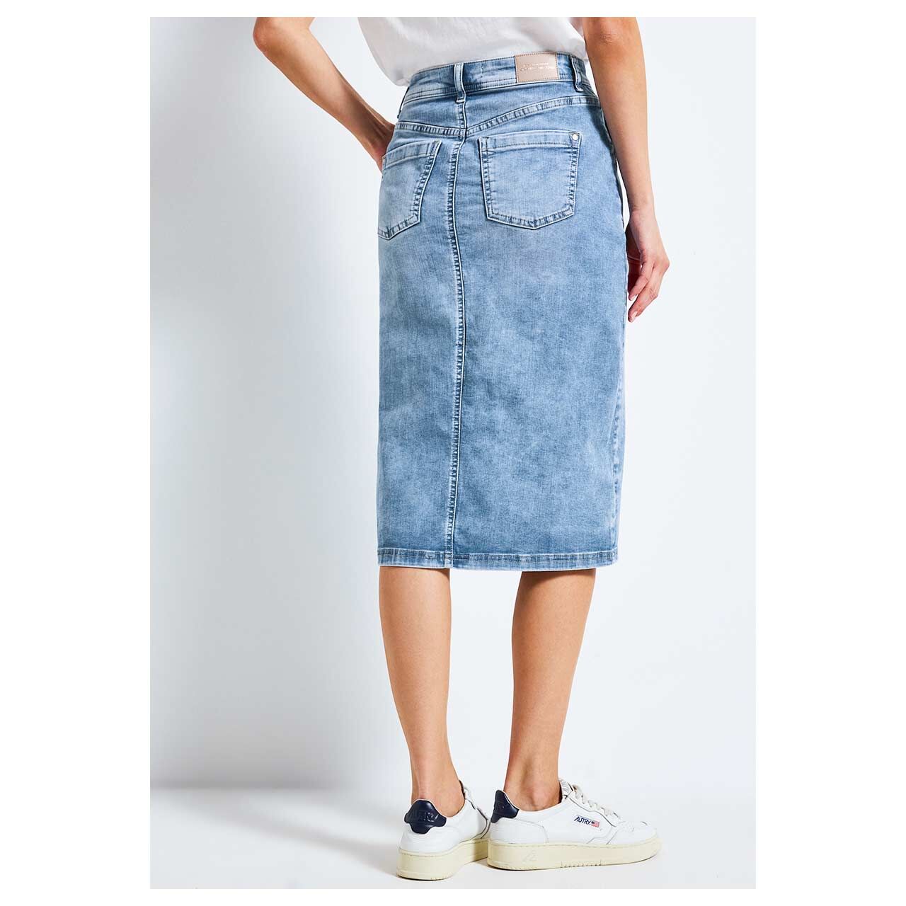 Damen Jeansrock von Street One in Hellblau verwaschen, detaillierte Rückansicht am Modell