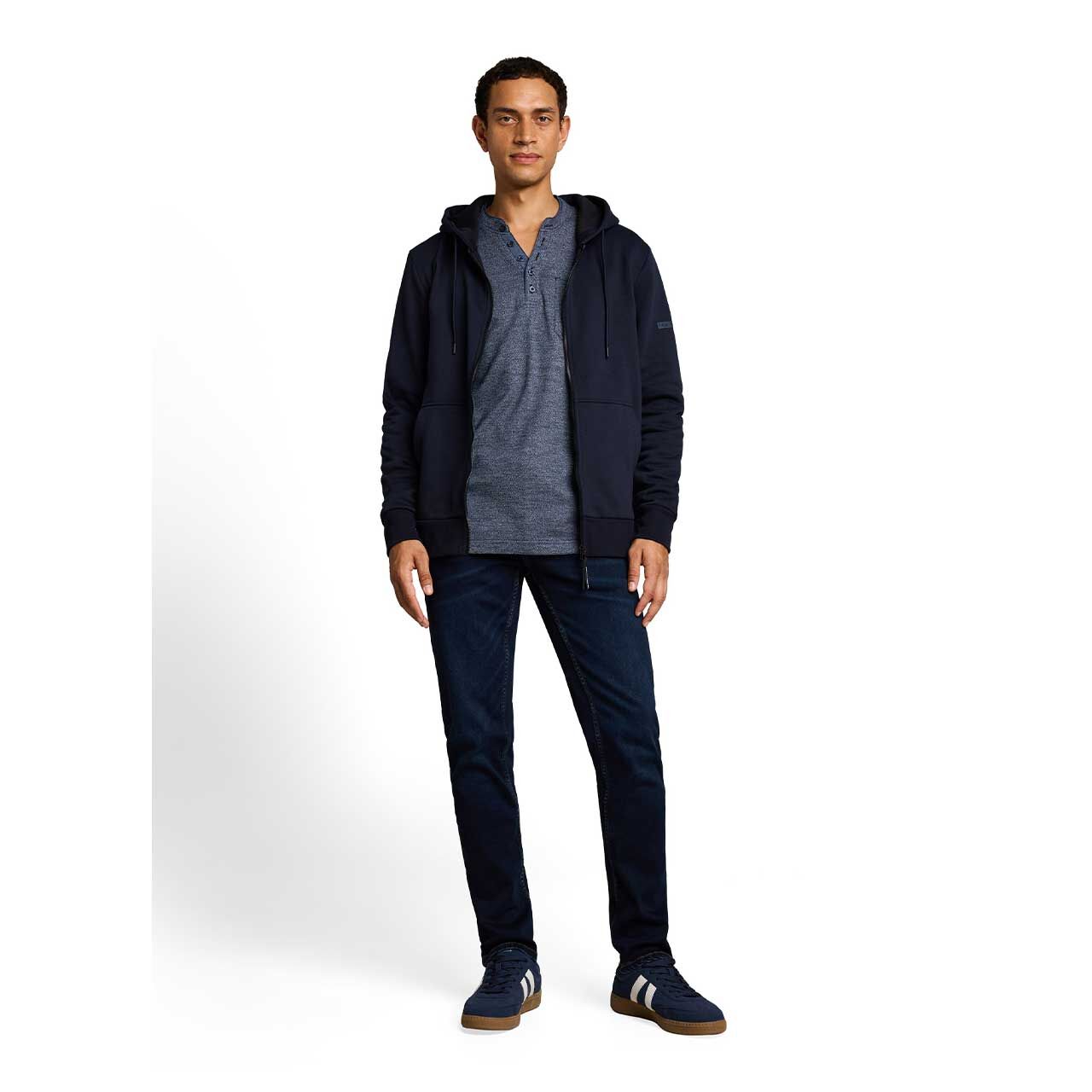 Herren Serafino Langarm Shirt von Tom Tailor in Dunkelblau meliert, Ganzkörperansicht am Model
