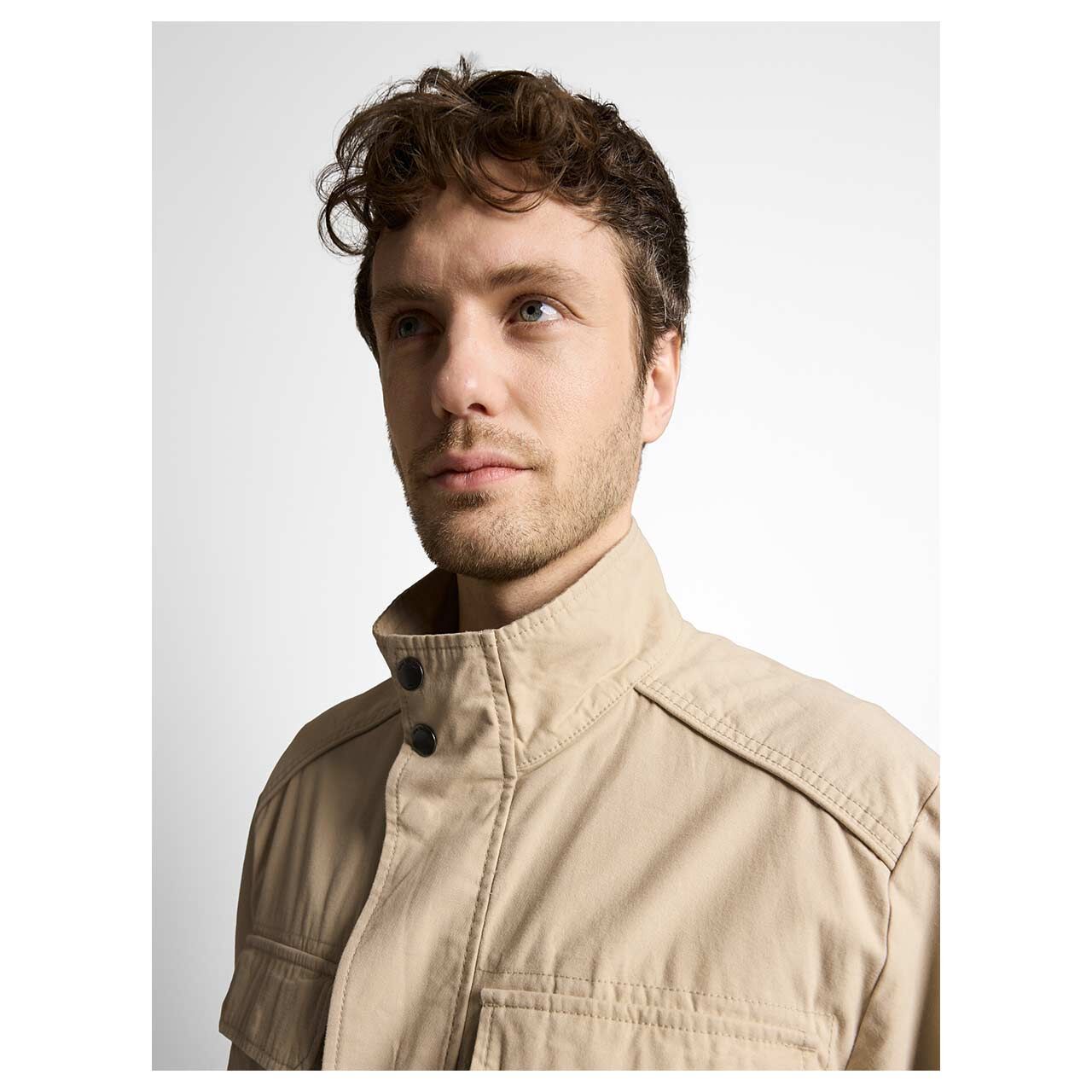Herren Jacke Cotton Field Jacket von Tom Tailor in Beige, detaillierte Vorderansicht am Model