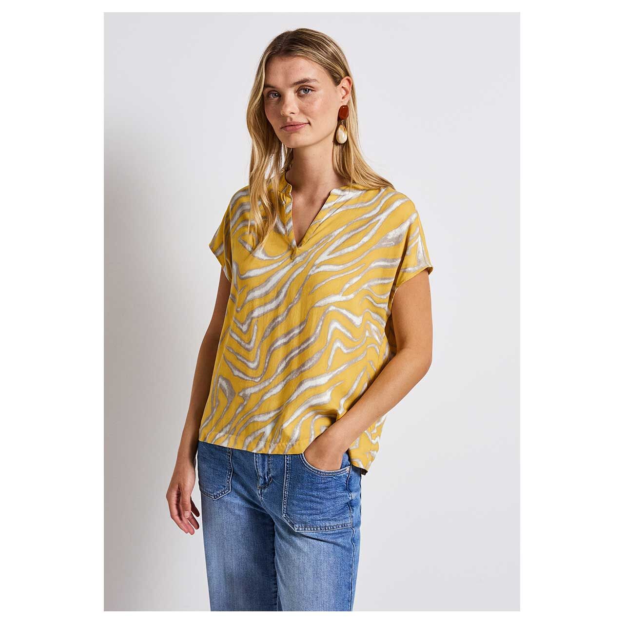 Damen Kurzarm Bluse Splitneck von Street One in Gelb mit Print, Detailansicht Oberkörper getragen