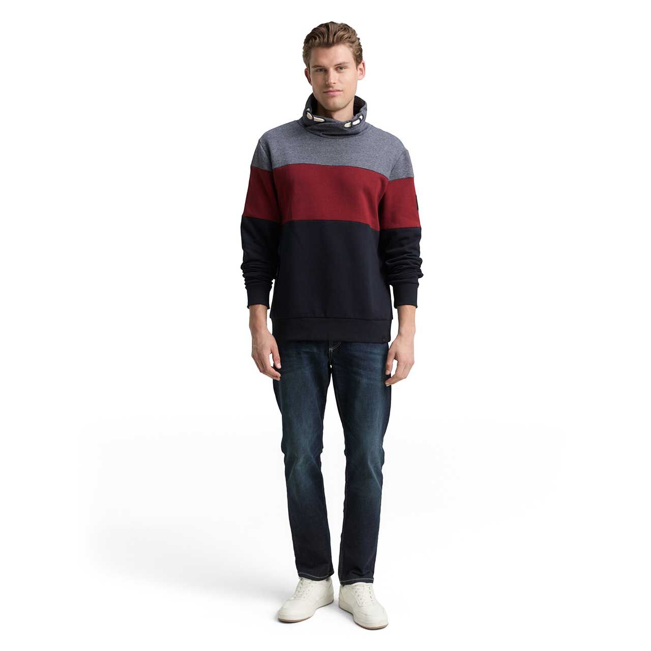 Herren Sweatshirt Cutline Snood von Tom Tailor in Dunkelrot gestreift, Ganzkörperansicht am Model