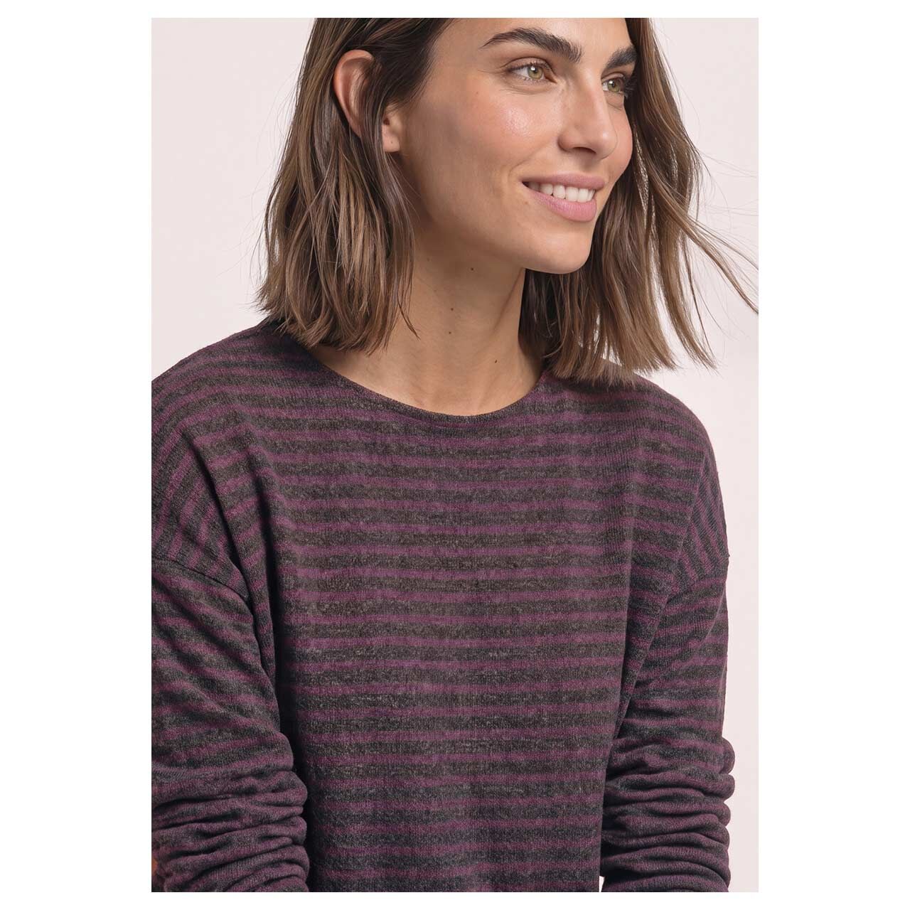 Damen Langarm Shirt Soft Bottom Cuff von Street One in Lila gestreift, detaillierte Vorderansicht am Model