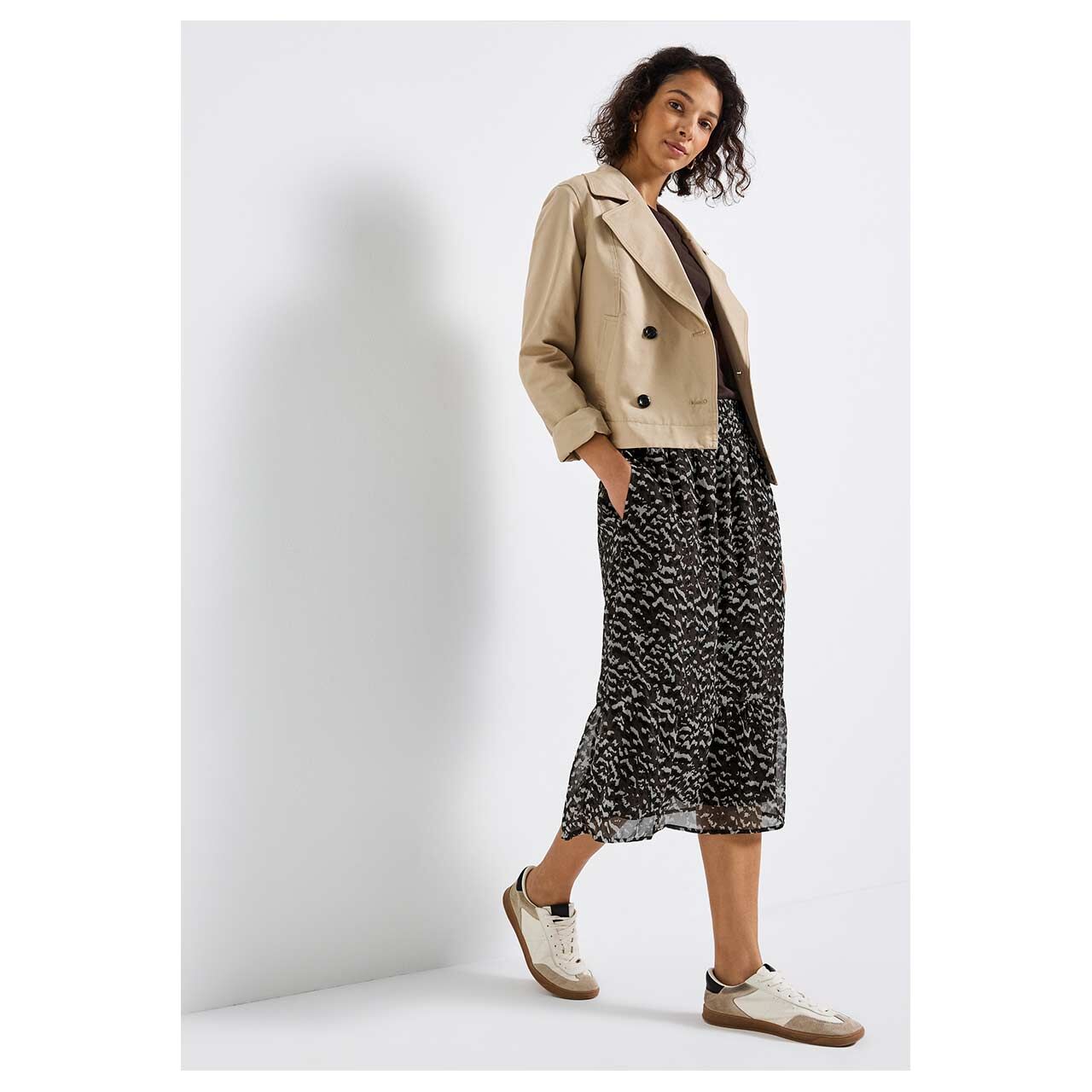 Damen Rock Midi Chiffon Volant von Street One in Dunkelbraun mit Print, Ganzkörperansicht am Model