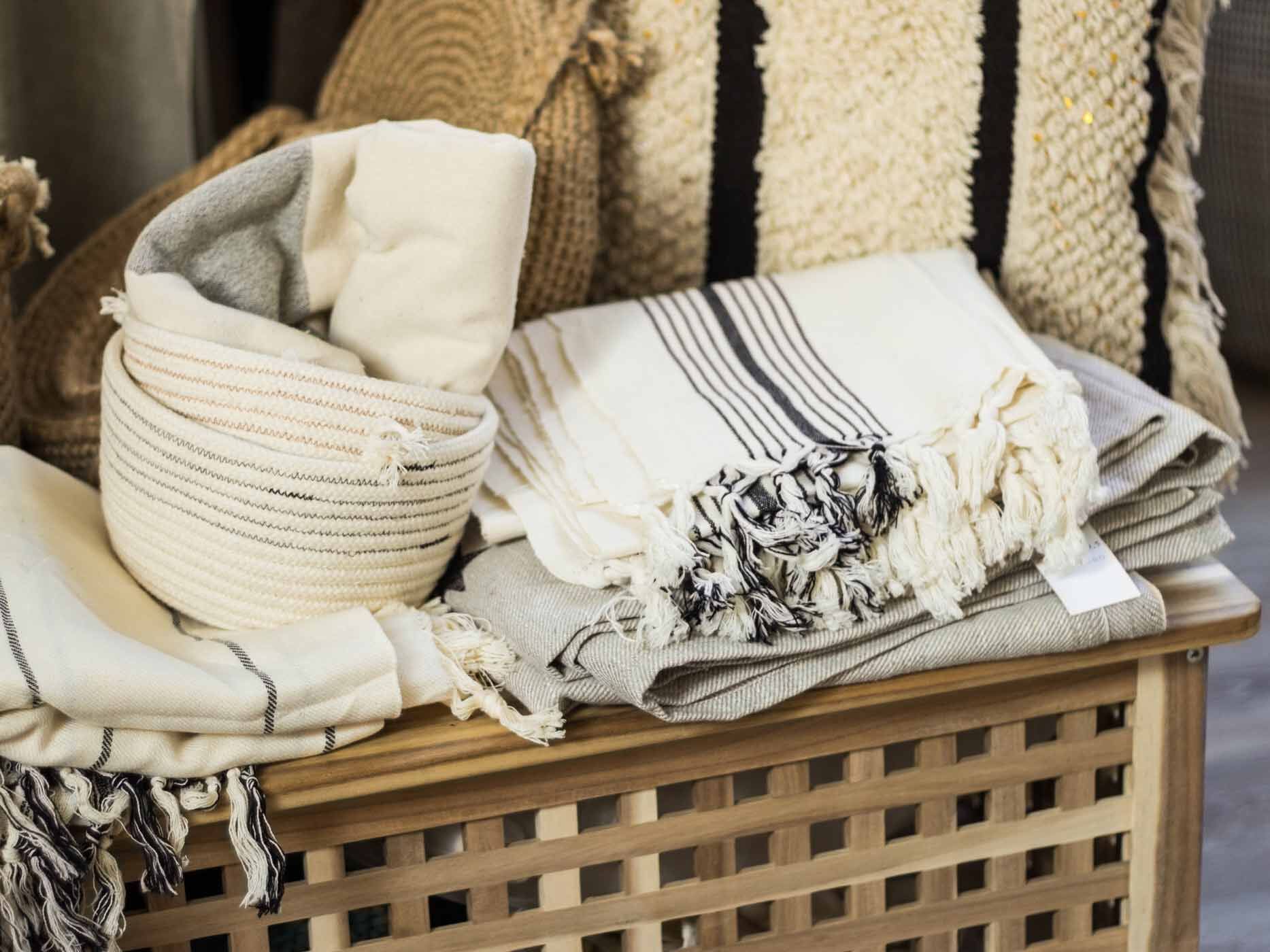 Sorgfältig gestapelte Accessoires