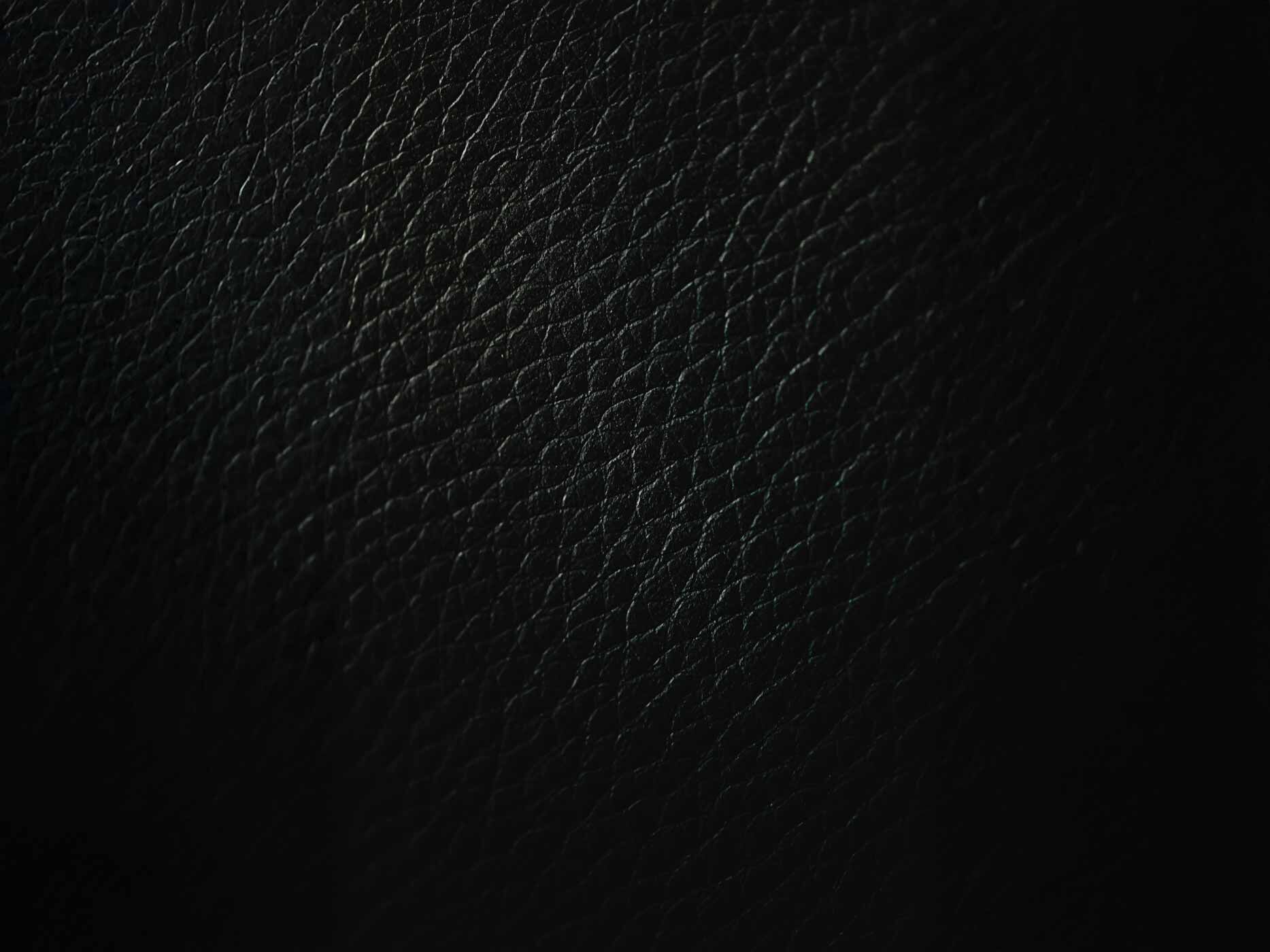 Eine Nahaufnahme von schwarzem Leder.