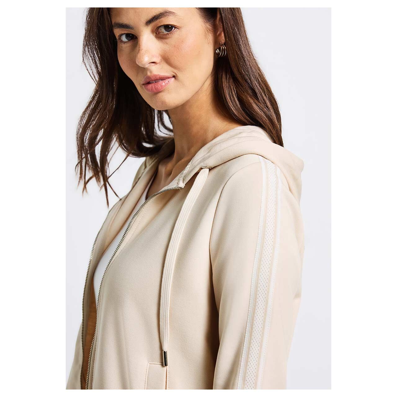 Damen Hoodie Sweatjacke Zip Jacket von Street One in Cremeweiß, detaillierte Vorderansicht am Model
