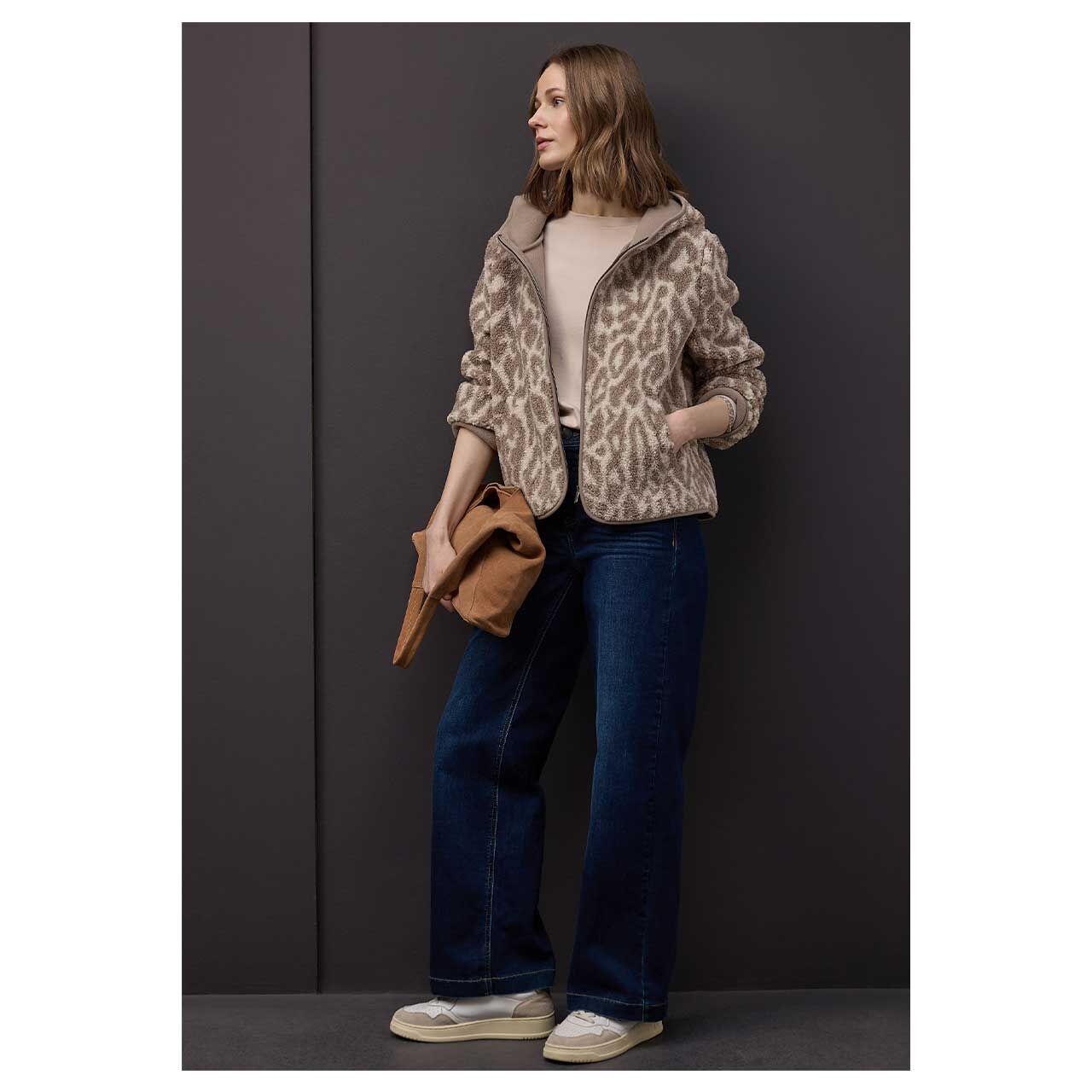 Damen Teddyjacke von Street One in Braun mit Print, Ganzkörperansicht am Model