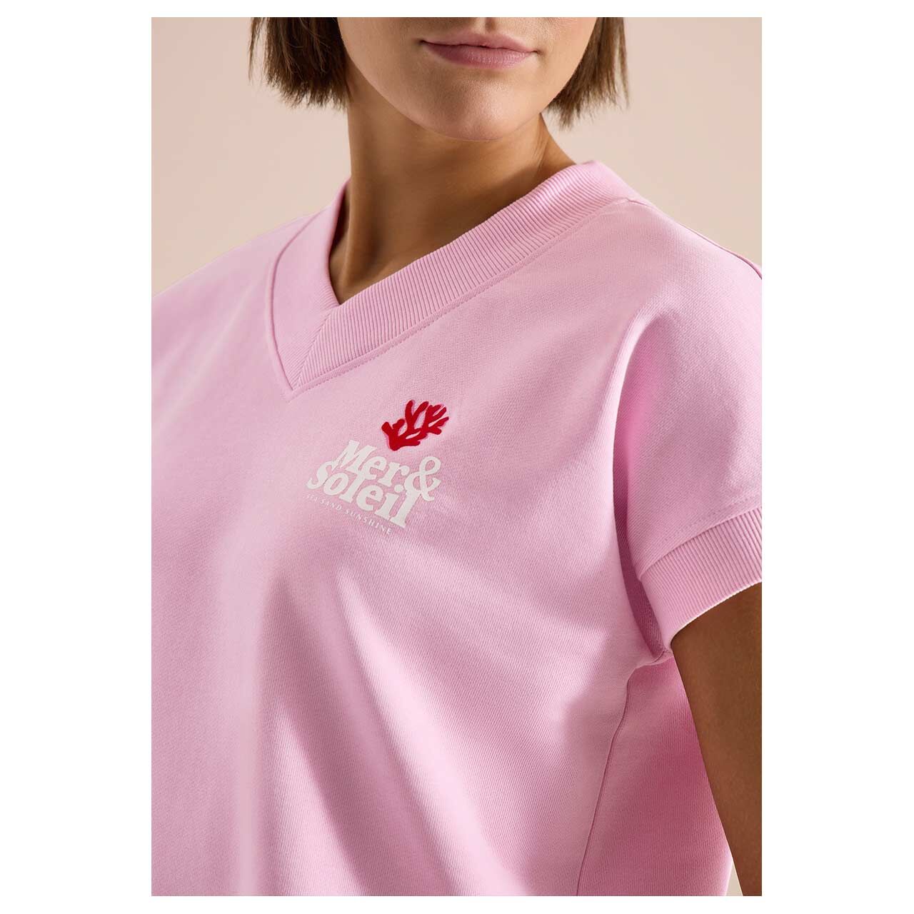 Damen Kurzarm Sweatshirt V-Neck von Cecil in Rosa mit Print, detaillierte Vorderansicht am Model