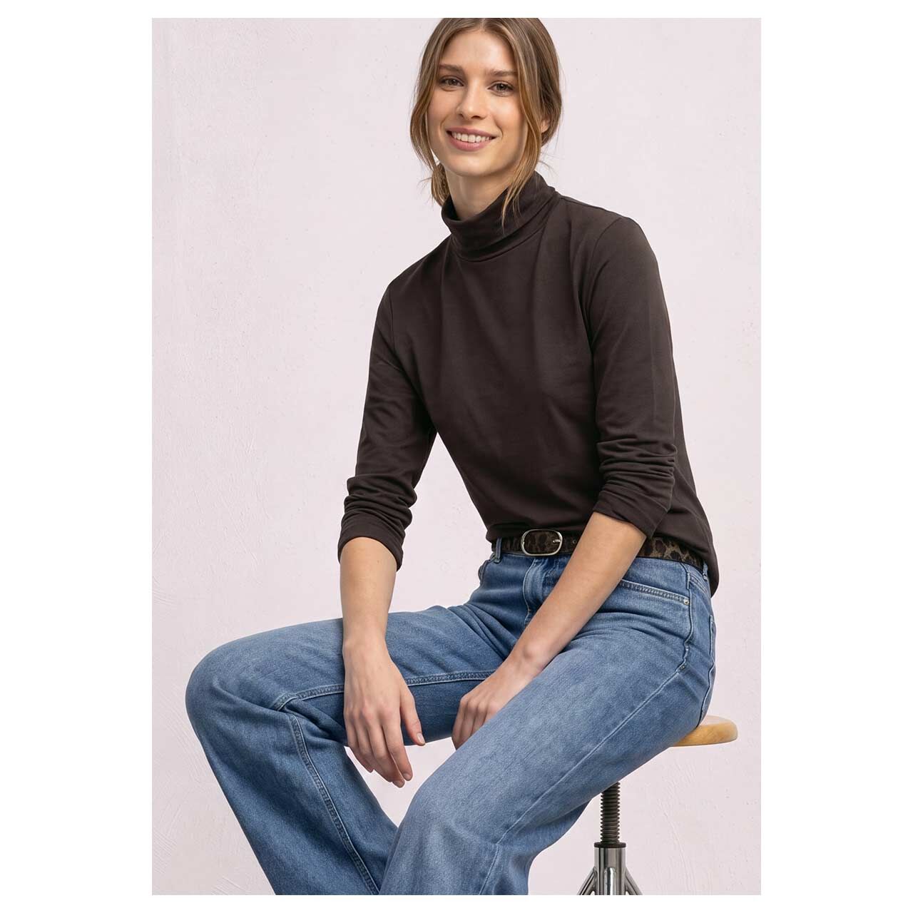 Damen Rollkragen Langarmshirt Feminim Roll Neck von Street One in Dunkelbraun, Vorderansicht am Model