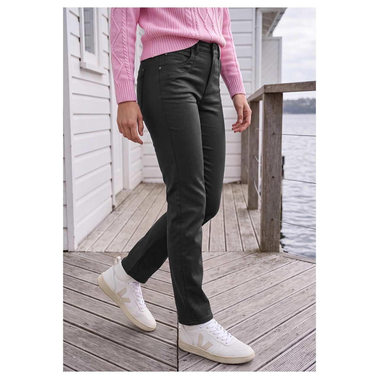 Damenjeans Toronto von Cecil in Schwarz beschichtet, Vorderansicht am Model