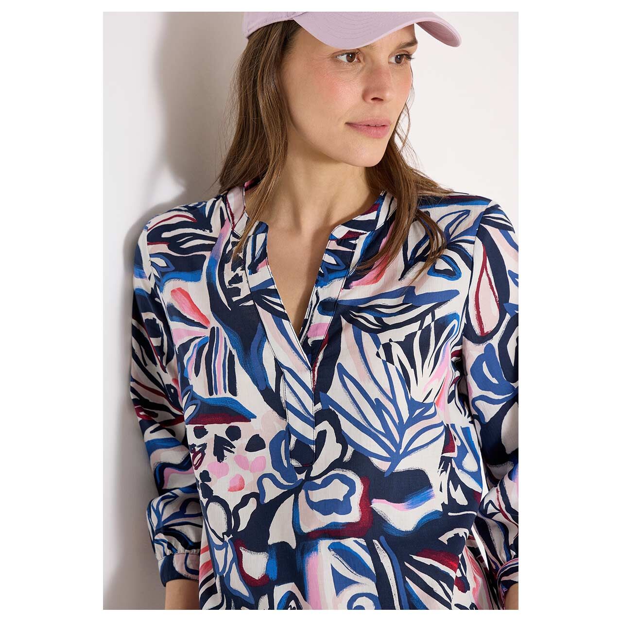 Damen 3/4 Arm Bluse Bluse Cotton Allover von Cecil in Blau mit Print, detaillierte Vorderansicht am Model