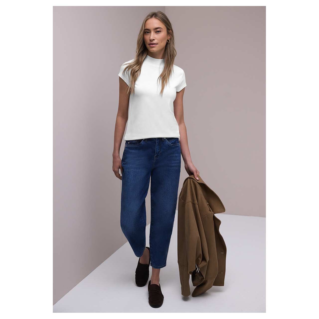 Damen T-Shirt Basic Turtle Neck von Street One in Cremeweiß, Ganzkörperansicht am Model