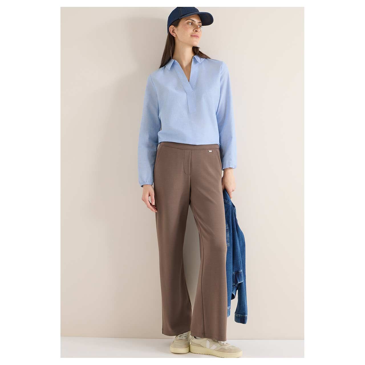 Damen Langarm Bluse Chambray Splitneck von Cecil in Hellblau, Ganzkörperansicht am Model