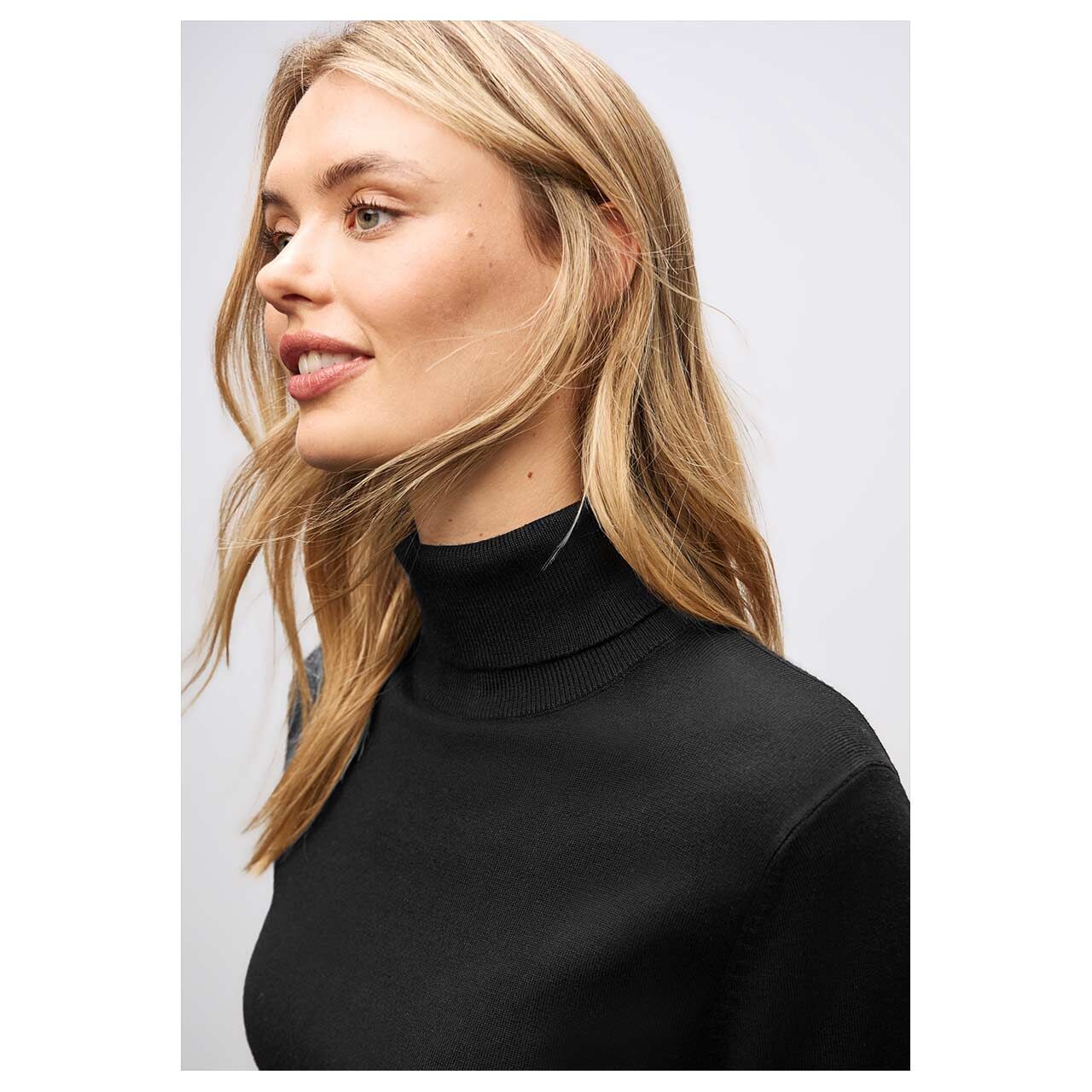 Damen Rollkragen Pullover Basic Roll-Neck von Street One in Schwarz, detaillierte Vorderansicht am Model