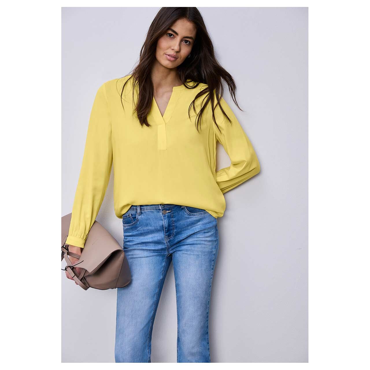 Damen Langarm Bluse Splitneck Tunic Uni von Street One in Gelb, Rückansicht am Model