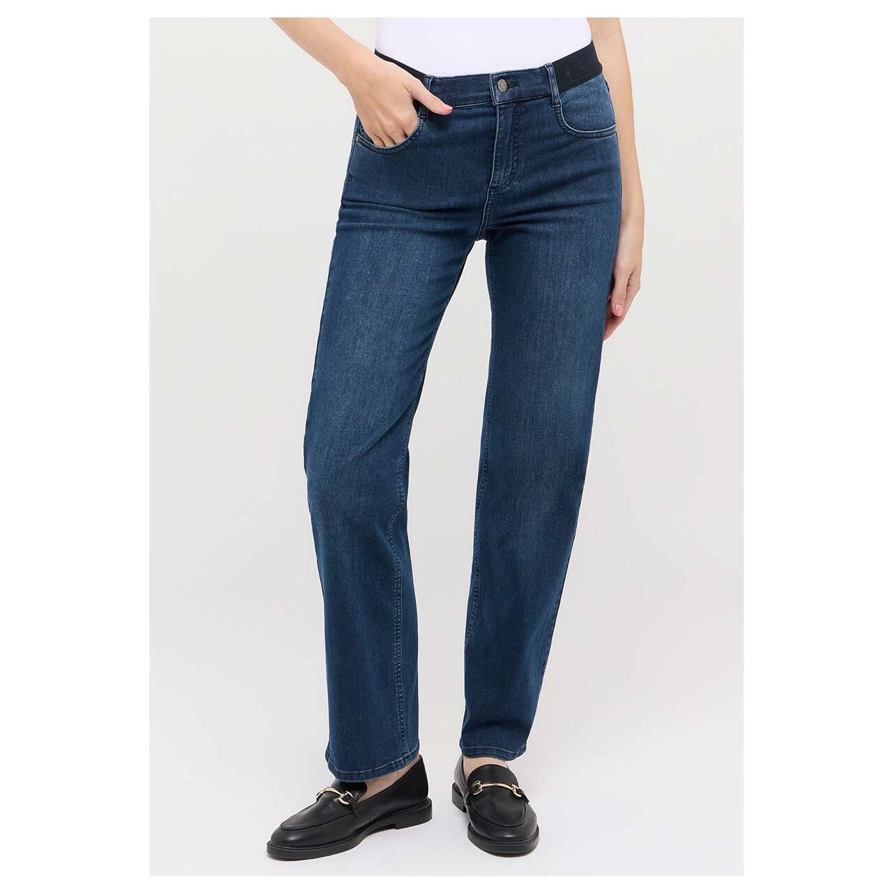 Damenjeans Lara Sporty von Angels in Dunkelblau angewaschen, Vorderansicht am Modell