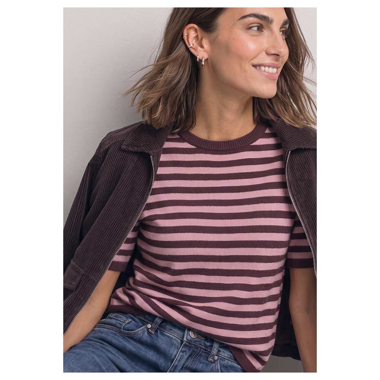 Damen Kurzarm Pullover Cosy Sweater von Street One in Lila gestreift, Vorderansicht mit Jacke