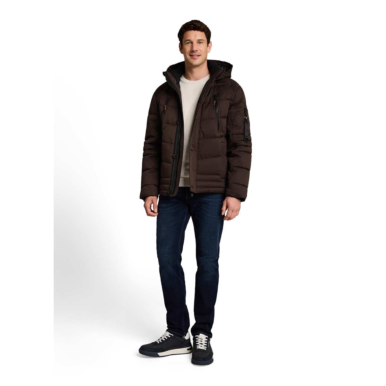 Herren Jacke Hooded Quilted Puffer Jacket von Tom Tailor in Dunkelbraun, Ganzkörperansicht am Model