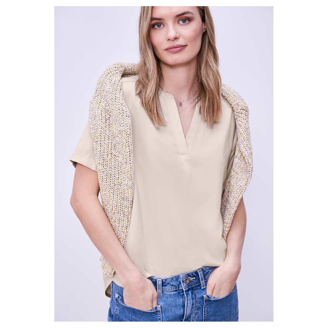 Damen Kurzarm Bluse Splitneck Turn-Up von Street One in Beige, detaillierte Vorderansicht am Model