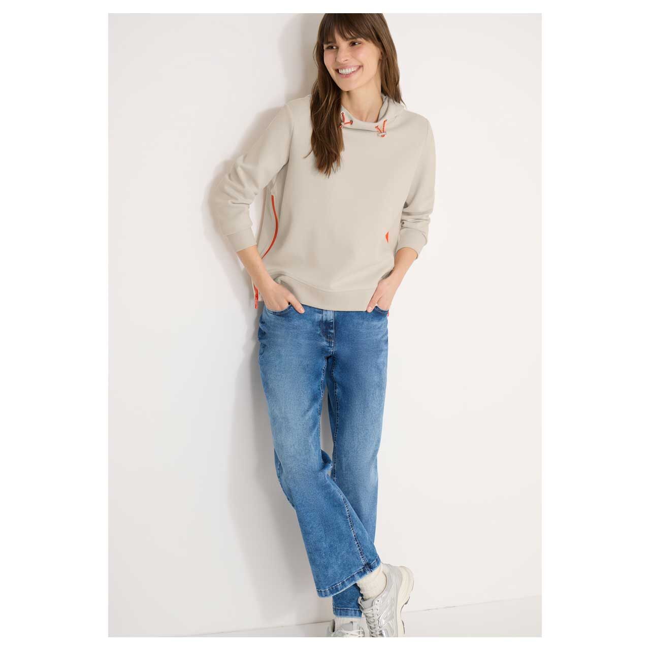 Damen Hoodie Sweatshirt Zip Details von Cecil in Hellbeige, Ganzkörperansicht am Model