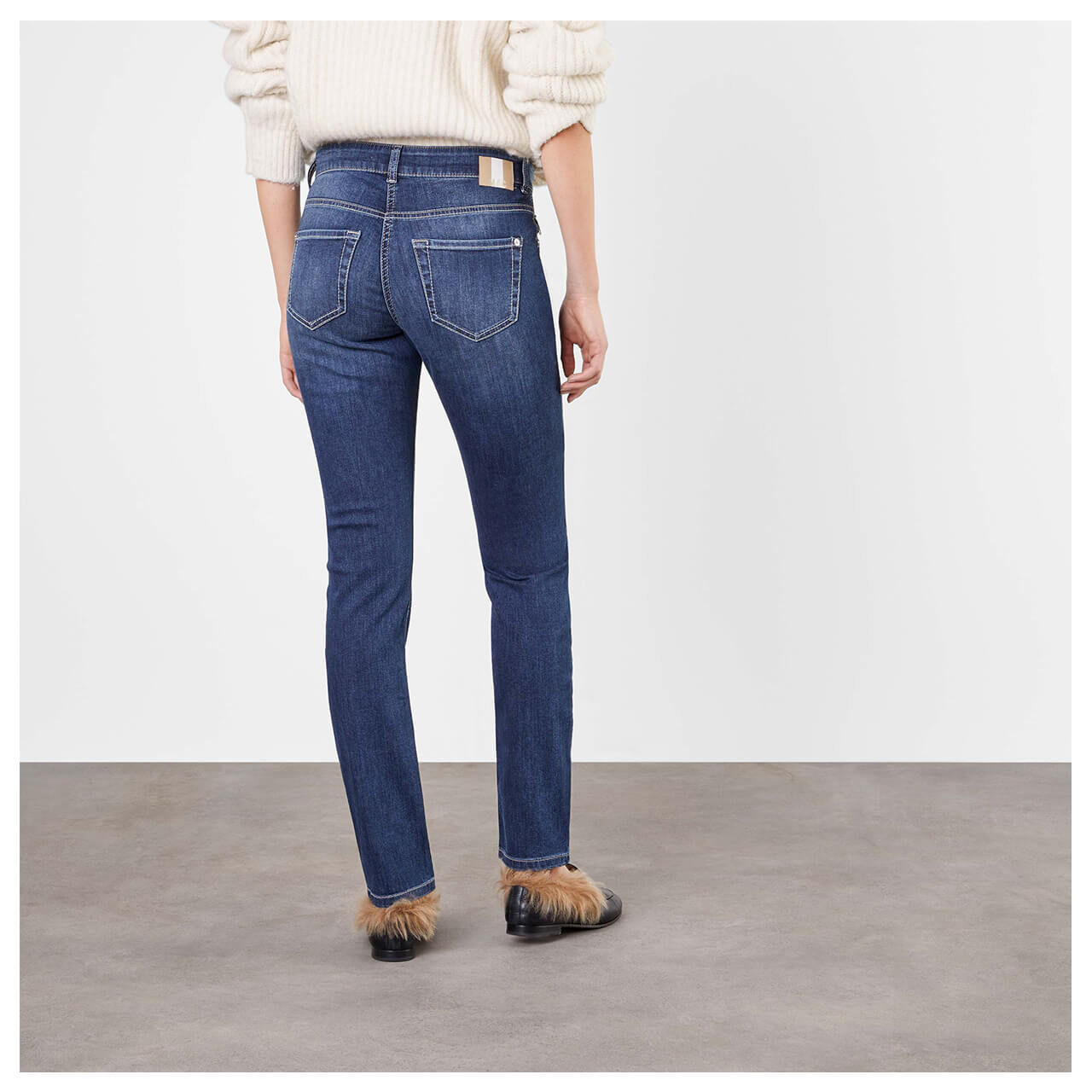 mac-slim-jeans-dark-blue-used-buffy-d845-model-hinten Damenjeans Slim von MAC in Dunkelblau angewaschen, Rückansicht