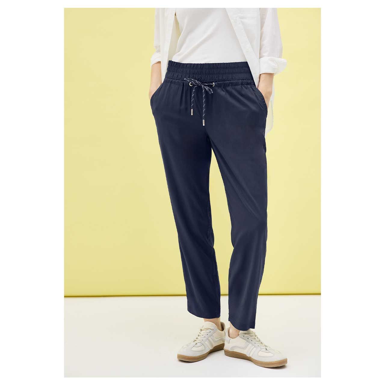 Damen Ankle Hose Chelsea von Cecil in Dunkelblau mit der Farbnummer 16715, Vorderansicht am Modell