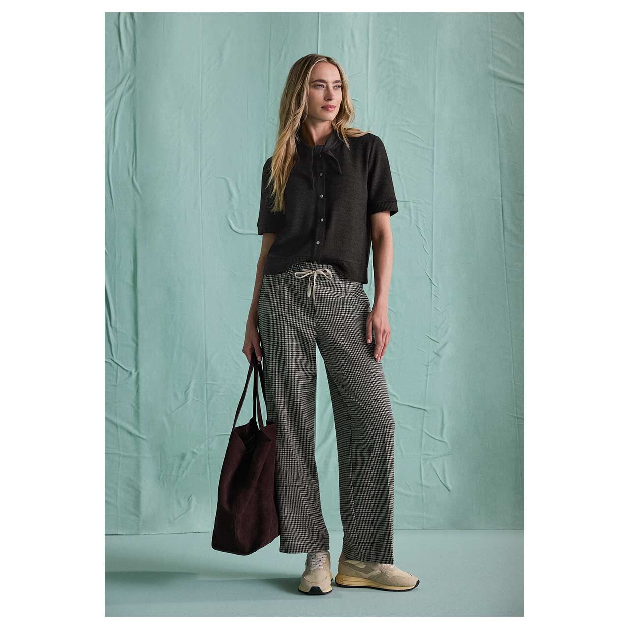 Damen Kurzarm Strickjacke Short Shawl Collar von Street One in Dunkelbraun meliert, Ganzkörperansicht am Model