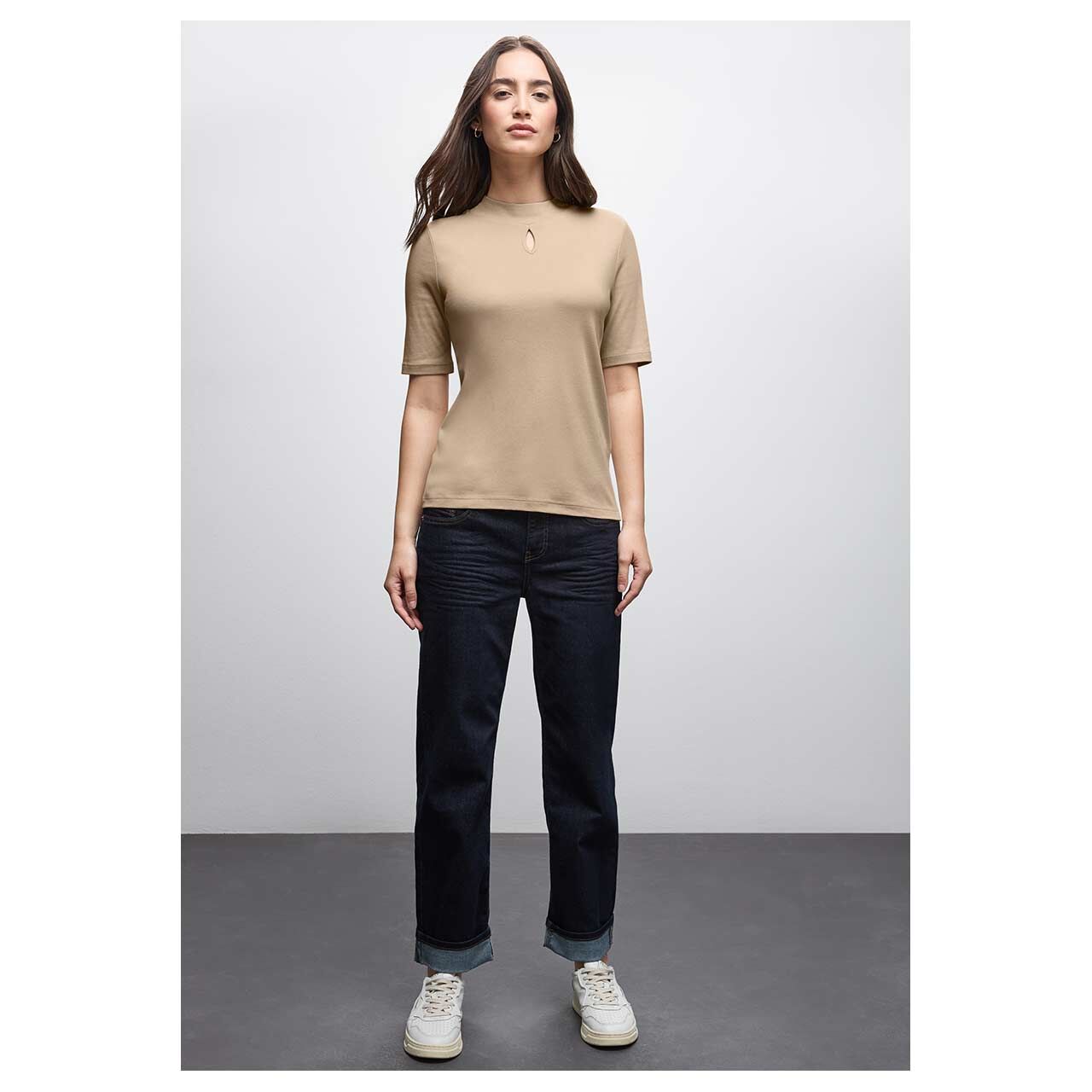 Damen T-Shirt Turtle Neck Slit Detail von Street One in Beige, Ganzkörperansicht am Model