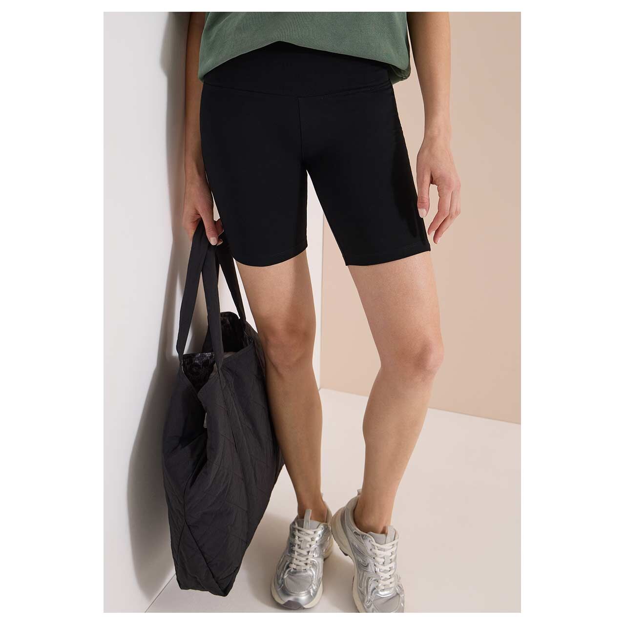 Damen Baumwoll Shorts Cycling von Cecil in Schwarz, Vorderansicht am Model