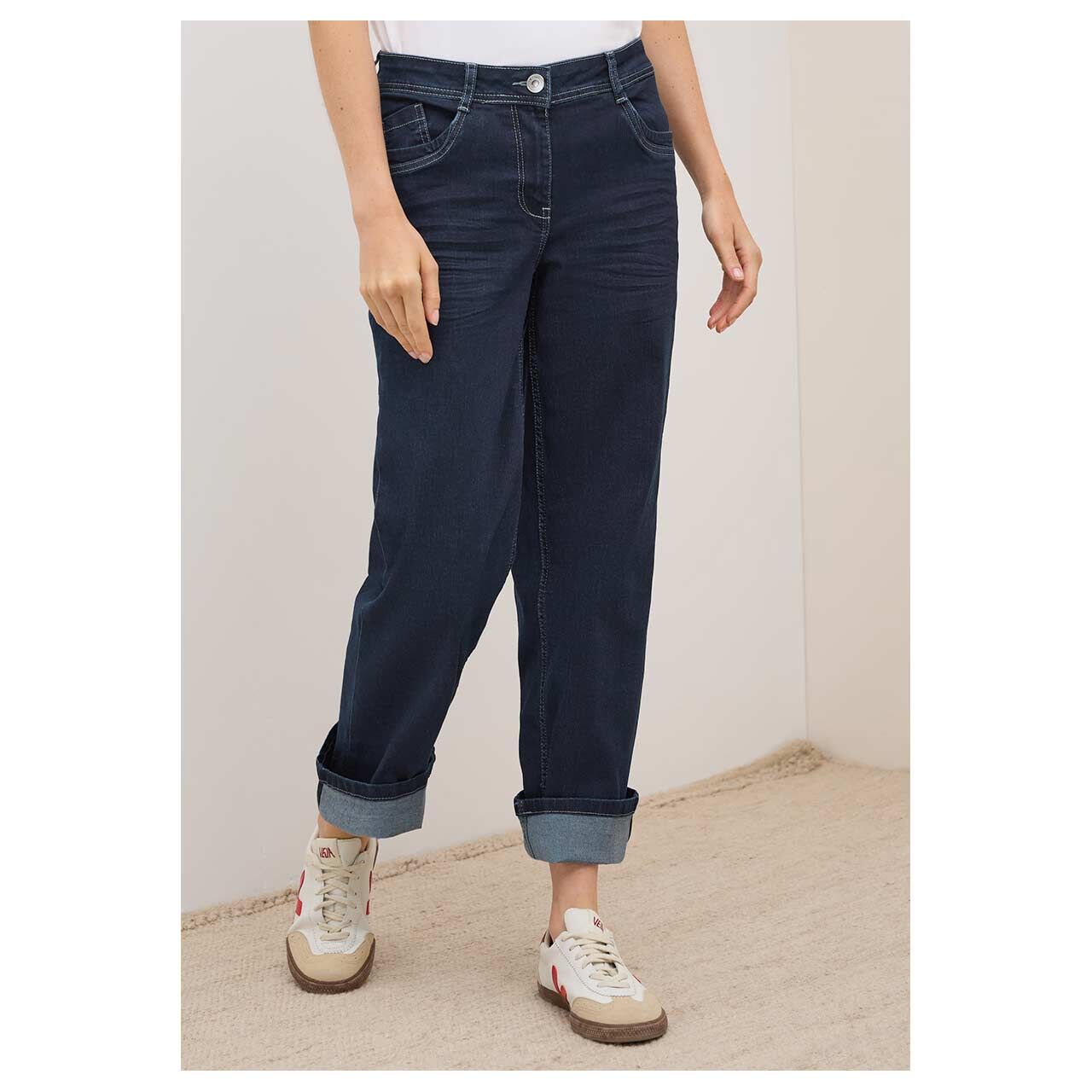 Damenjeans Neele Straight von Cecil in Dunkelblau, Vorderansicht am Model