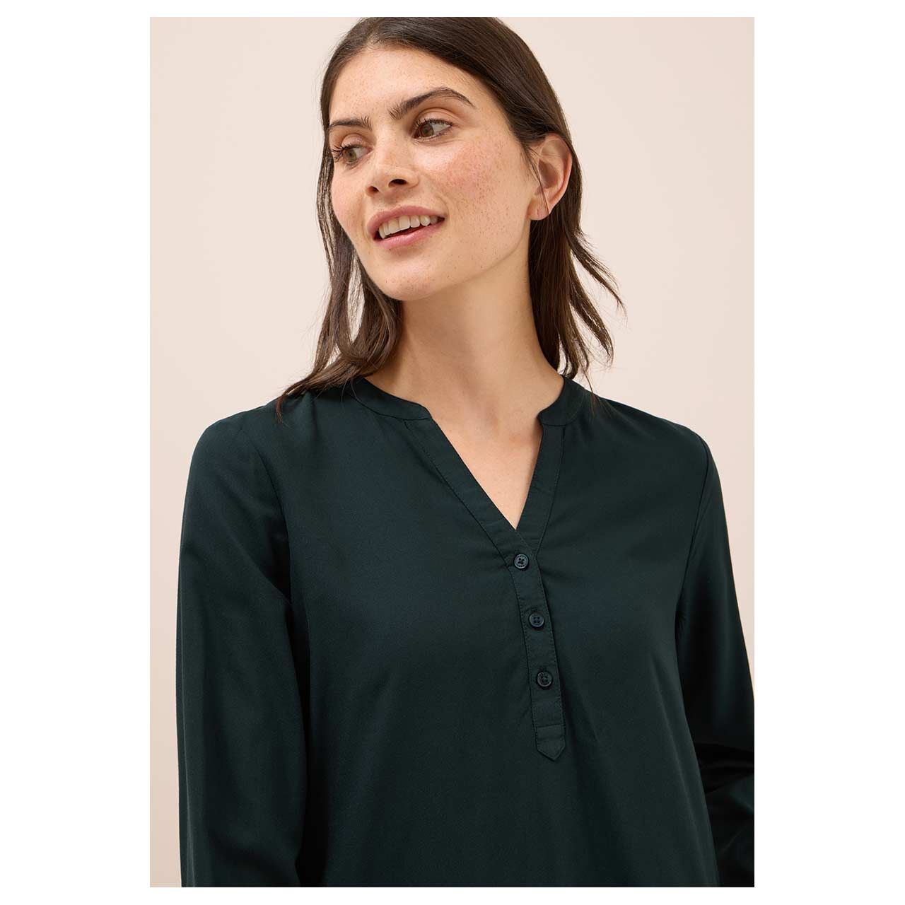 Damen Langarm Bluse Solid von Cecil in Dunkelgrün, Detailansicht am Model