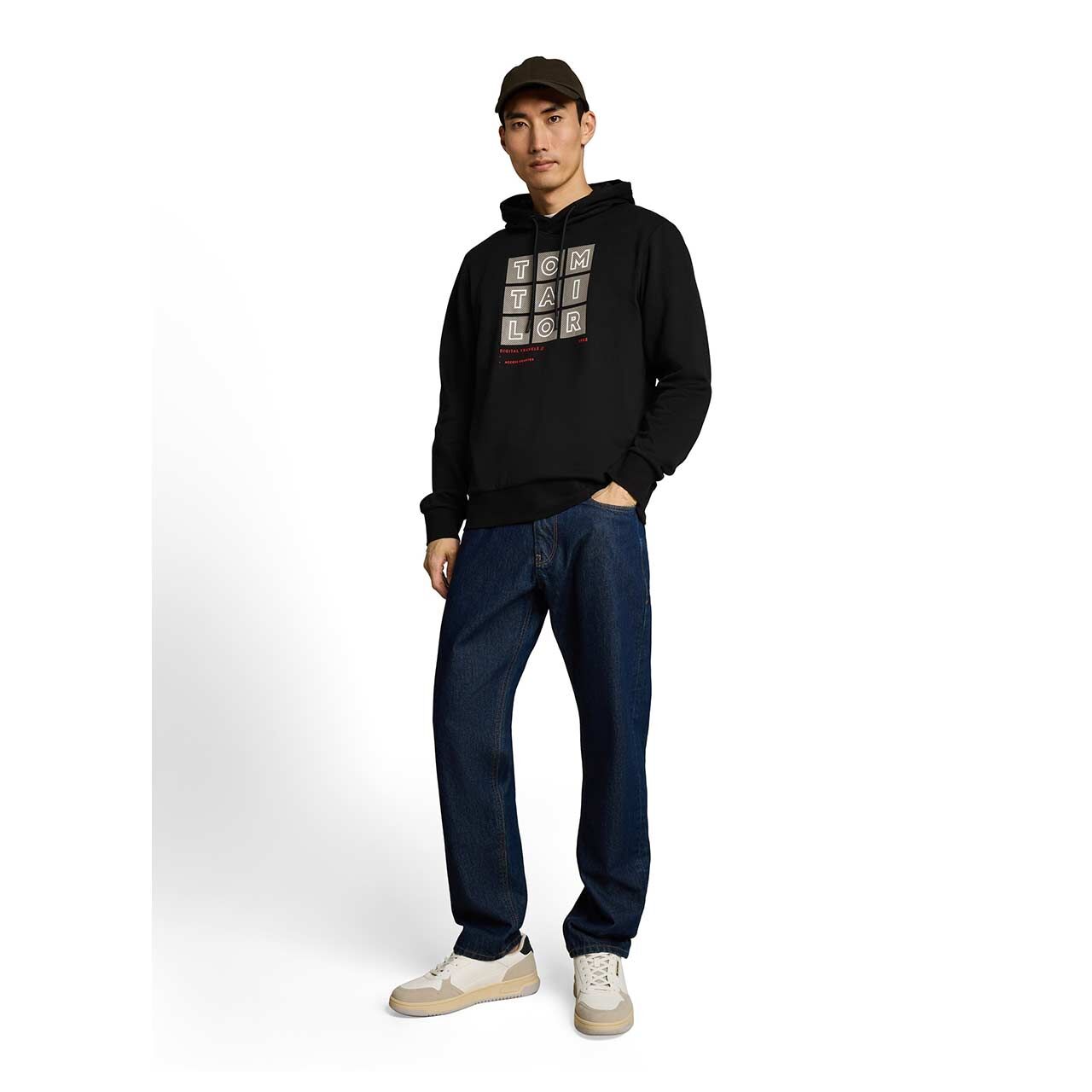 Herren Hoodie Sweatshirt von Tom Tailor in Schwarz mit Print, Ganzkörperansicht am Model