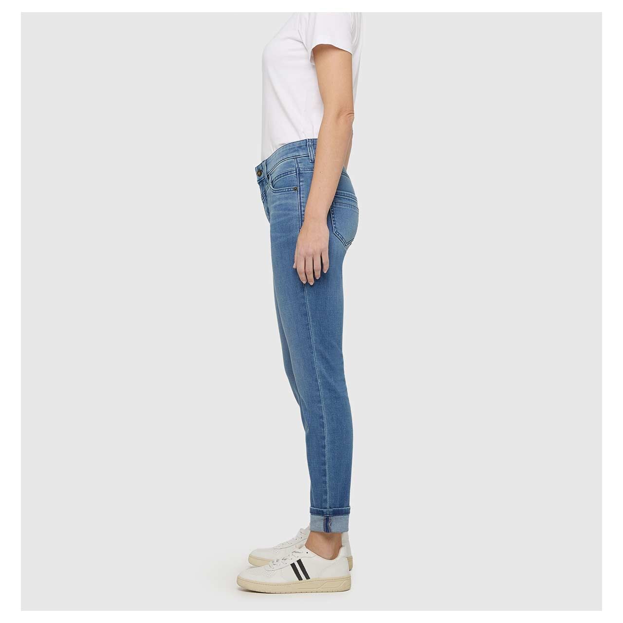 Damenjeans Rich Slim von MAC in Blau verwaschen, Seitenansicht am Model