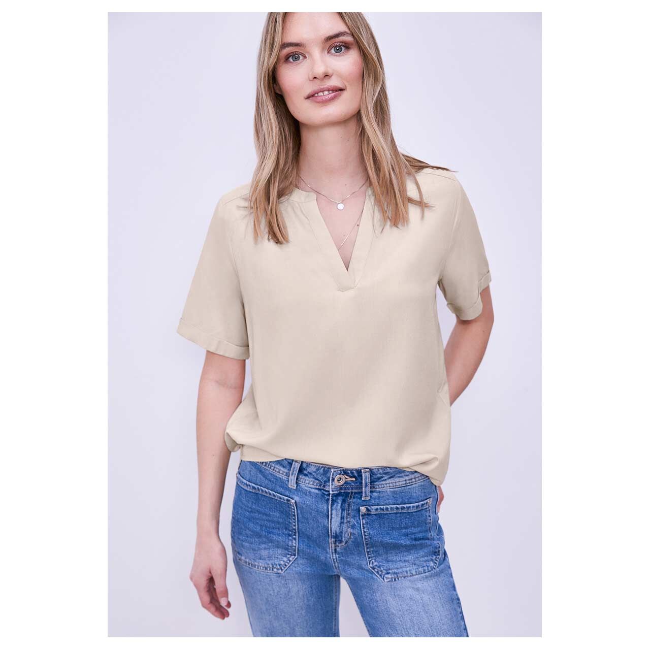 Damen Kurzarm Bluse Splitneck Turn-Up von Street One in Beige, Vorderansicht am Model