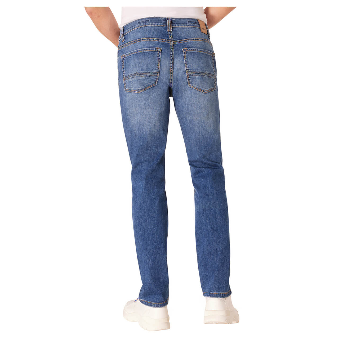 Stretch Herrenjeans Rando in Blau verwaschen von Pioneer, Rückansicht am Model