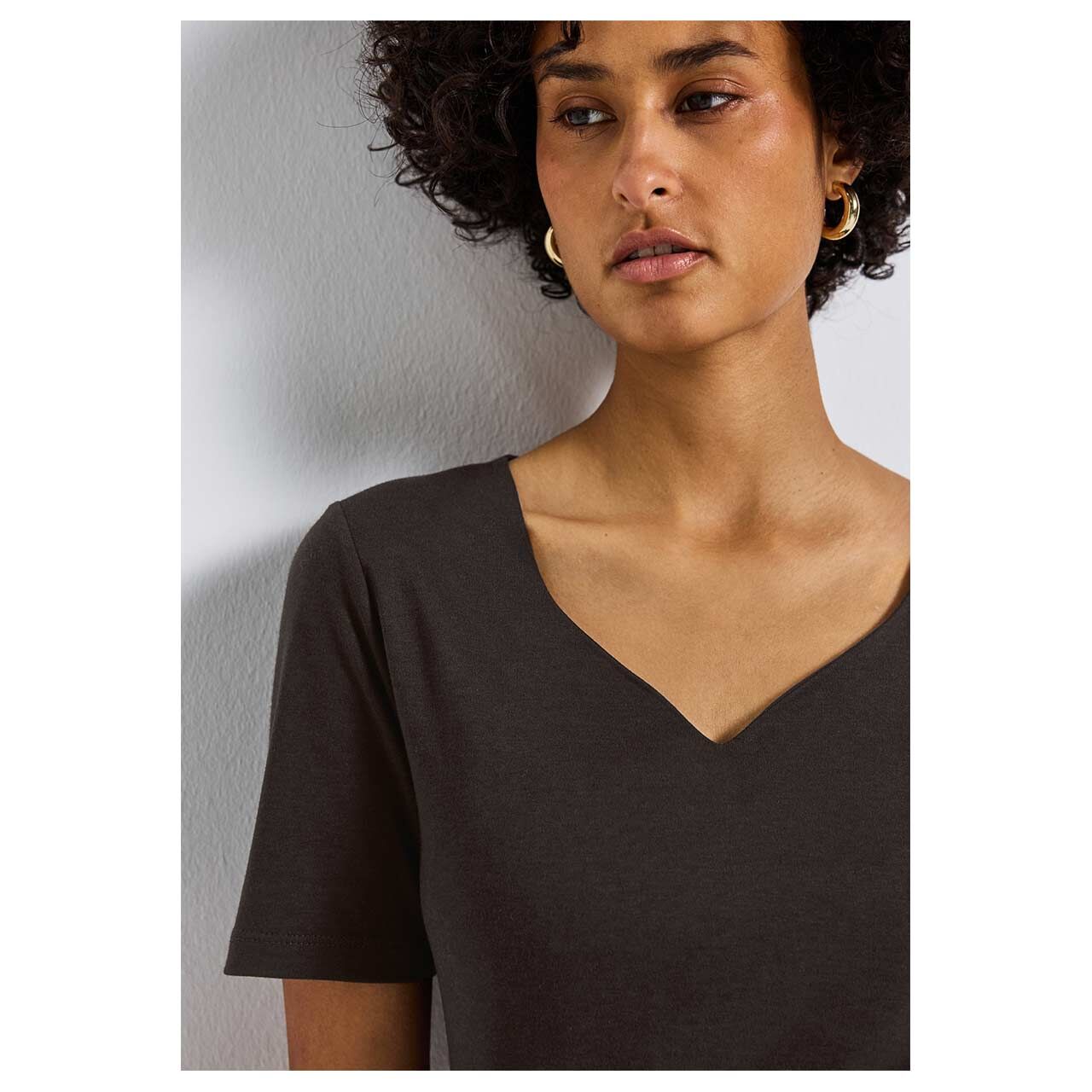 Damen T-Shirt Heart Neckline von Street One in Dunkelbraun, detaillierte Vorderansicht am Model