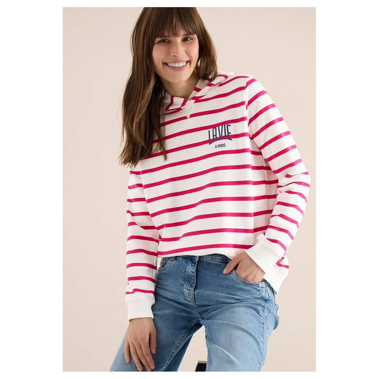 Damen Hoodie Sweatshirt Striped Chest Print von Cecil in Pink gestreift, detaillierte Vorderansicht am Model