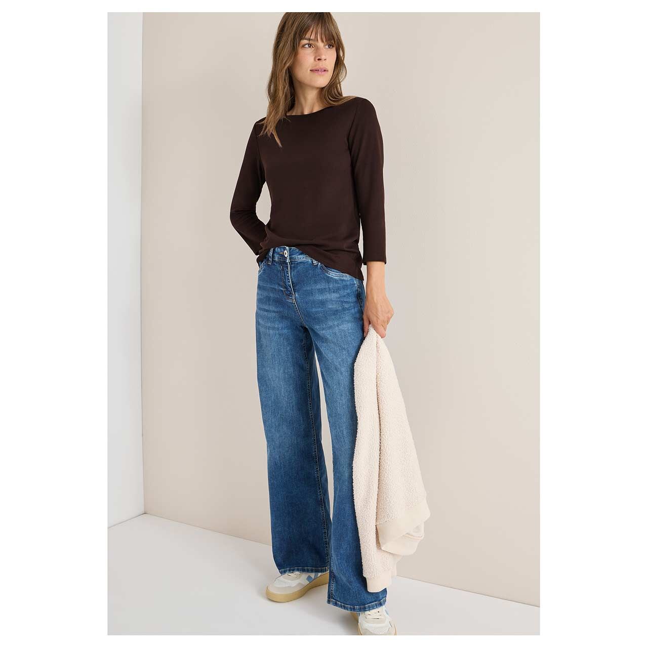 Damen 3/4 Arm Shirt Basic Boatneck von Cecil in Dunkelbraun, Ganzkörperansicht Outfit am Model
