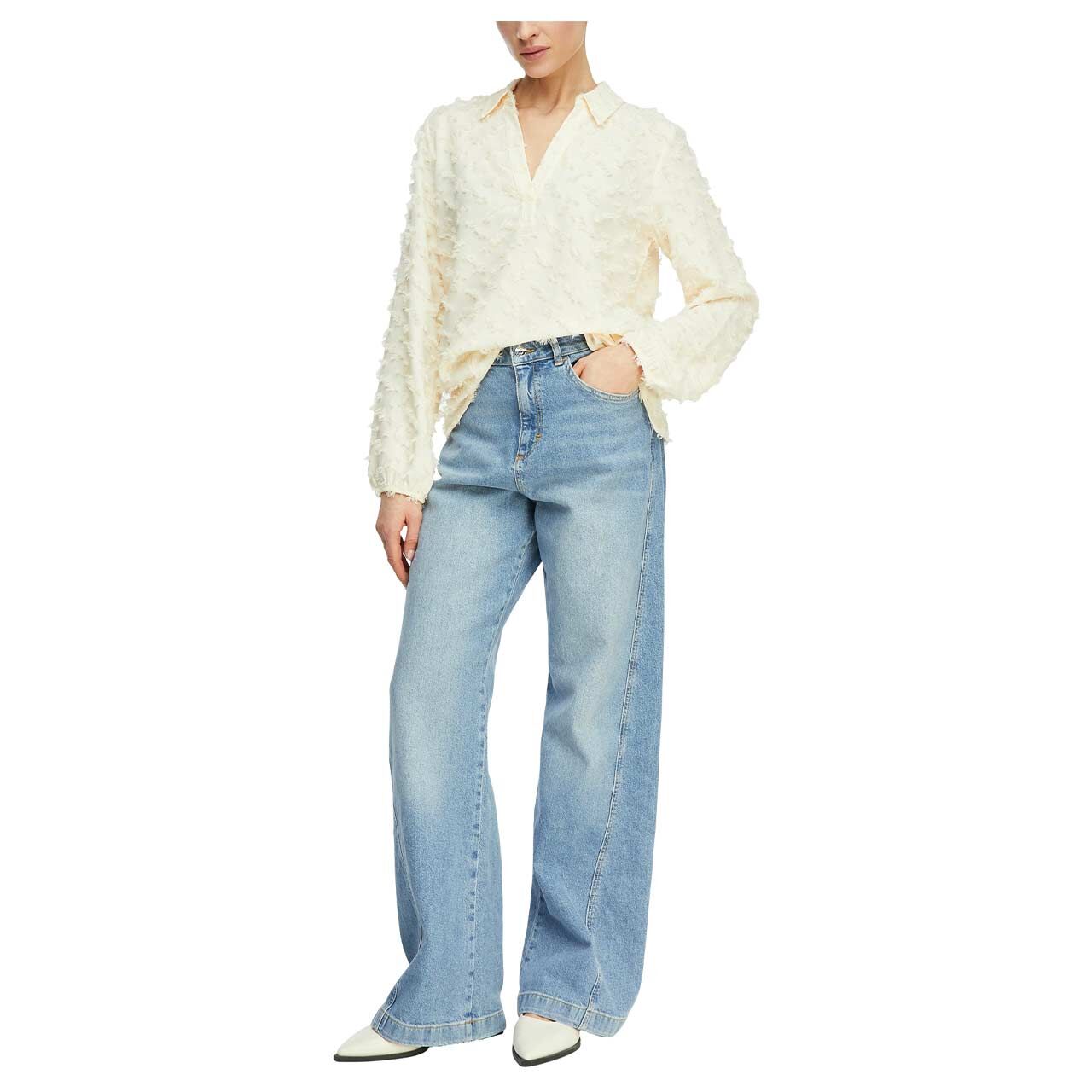 Damen Langarm Bluse von Comma in Cremeweiß, Ganzkörperansicht am Model