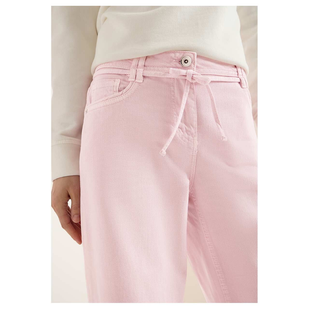 Damenjeans Neele Color von Cecil in Rosa, Vorderansicht am Model sitzend